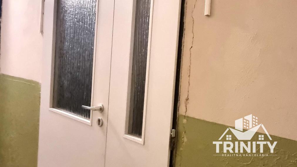 Na prenájom veľký 1-izbový byt s dvomi loggiami v meste Nové Zámky