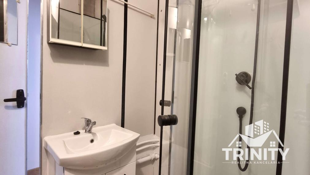 Na prenájom veľký 1-izbový byt s dvomi loggiami v meste Nové Zámky