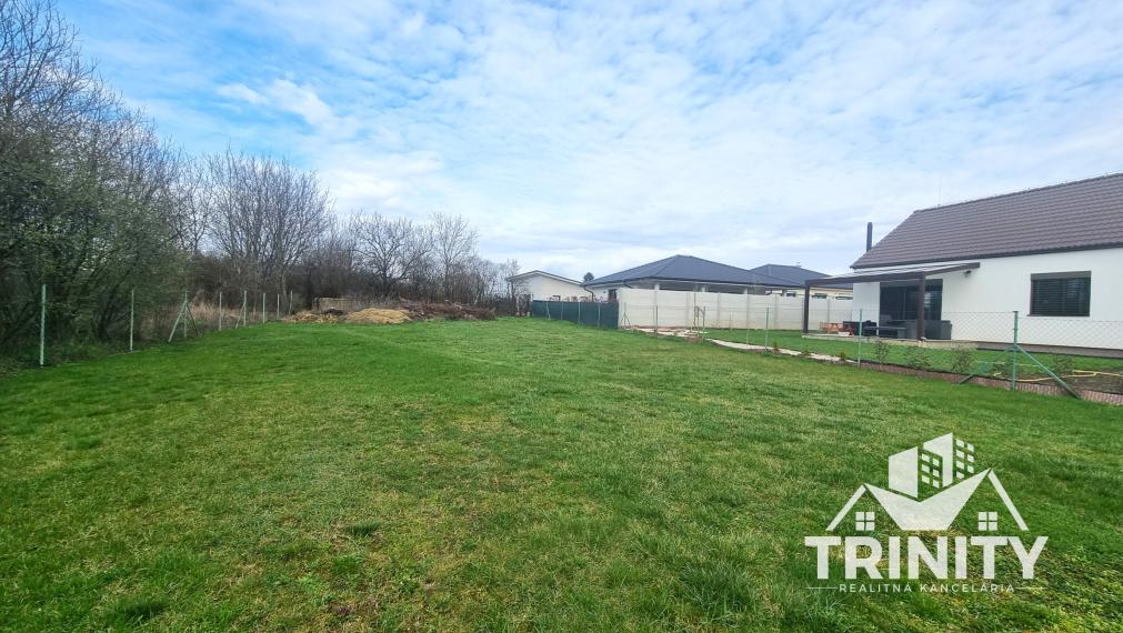 Exkluzívne - Na predaj slnečný stavebný pozemok v meste Šurany - časť Kostolný Sek