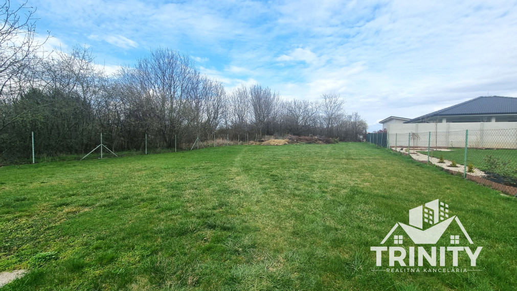 Exkluzívne - Na predaj slnečný stavebný pozemok v meste Šurany - časť Kostolný Sek