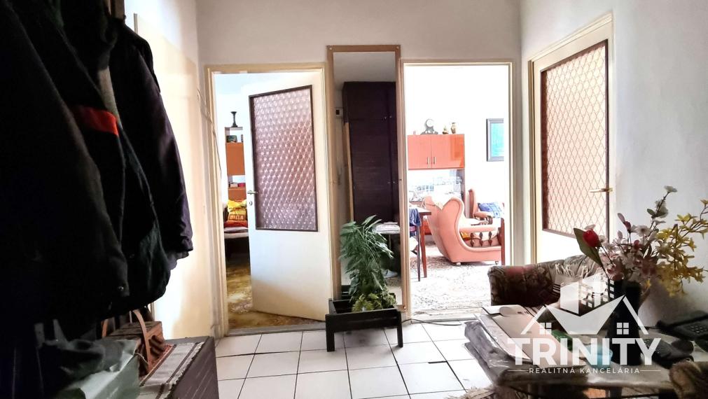 Na predaj priestranný 3-izbový byt  s balkónom v meste Nové Zámky