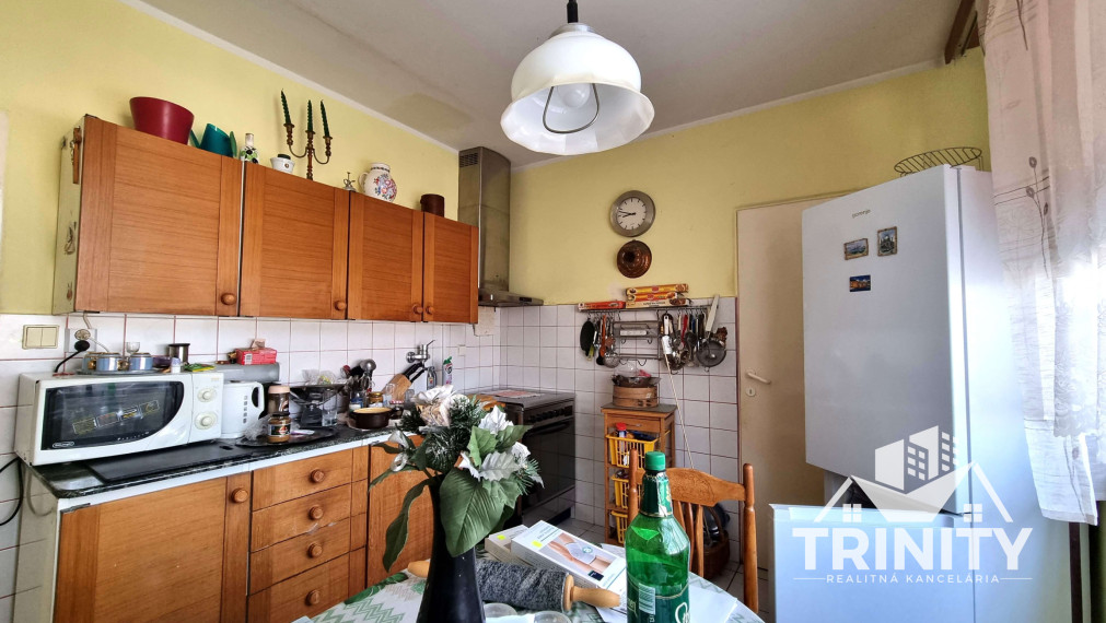 Na predaj priestranný 3-izbový byt  s balkónom v meste Nové Zámky