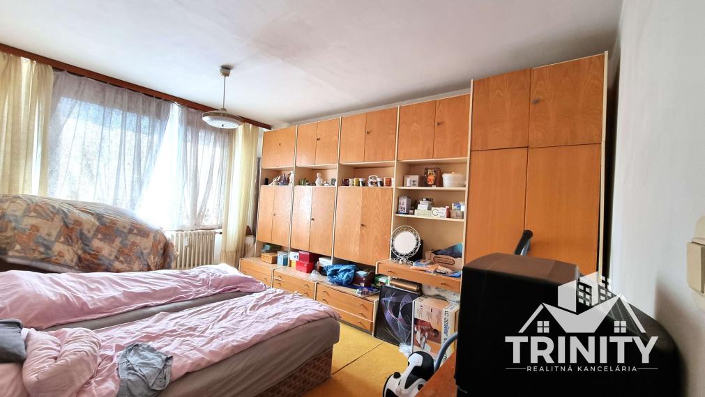 Na predaj priestranný 3-izbový byt  s balkónom v meste Nové Zámky