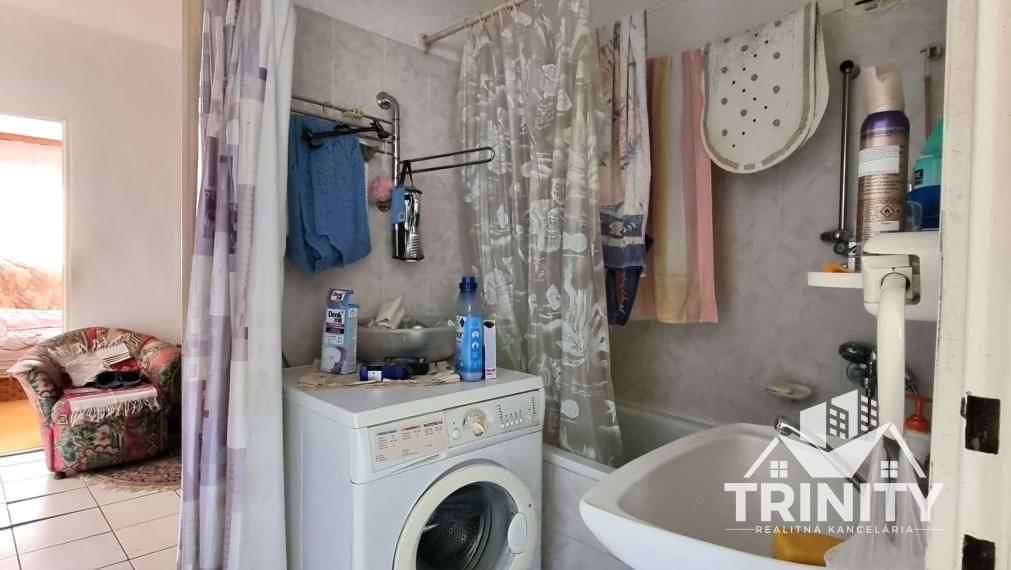 Na predaj priestranný 3-izbový byt  s balkónom v meste Nové Zámky