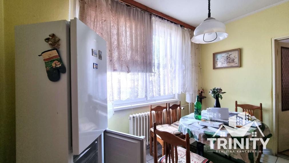 Na predaj priestranný 3-izbový byt  s balkónom v meste Nové Zámky