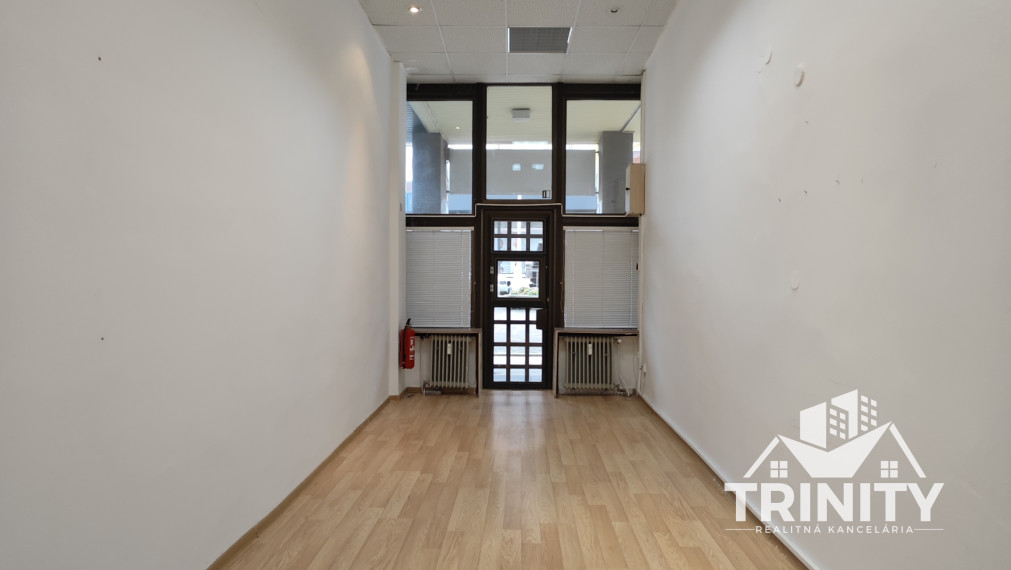 Na prenájom kancelársky/obchodný priestor v centre Nových Zámkov