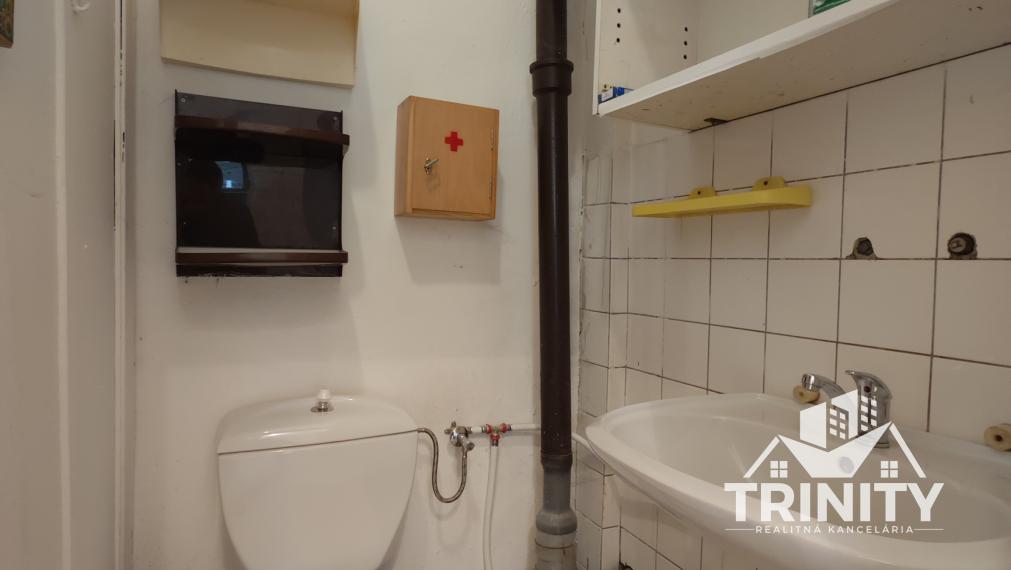 Na prenájom kancelársky/obchodný priestor v centre Nových Zámkov