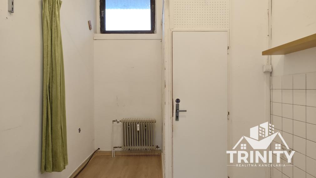 Na prenájom kancelársky/obchodný priestor v centre Nových Zámkov