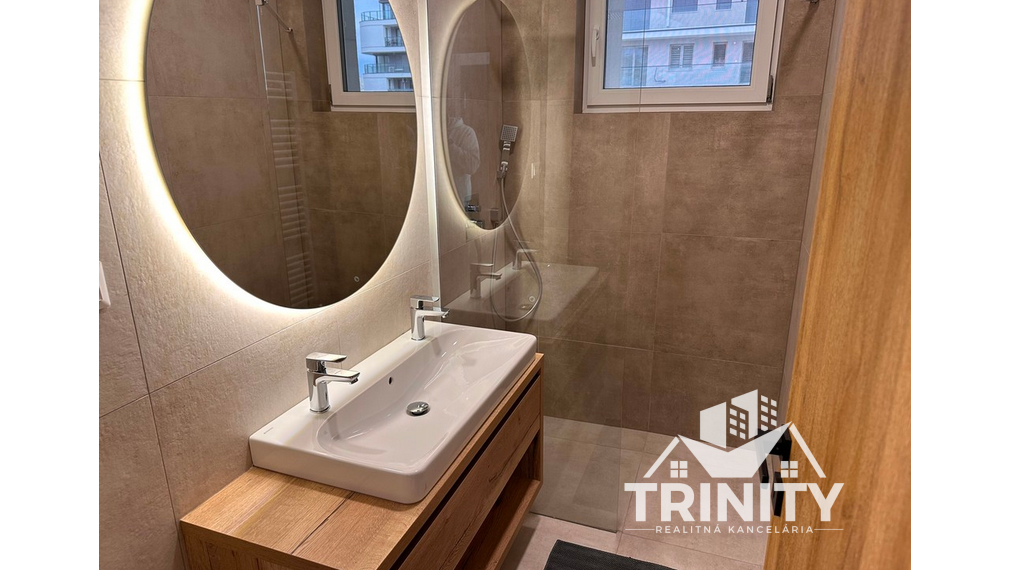 Na prenájom nadštandardne zariadený 2-izbový byt v Nových Zámkoch