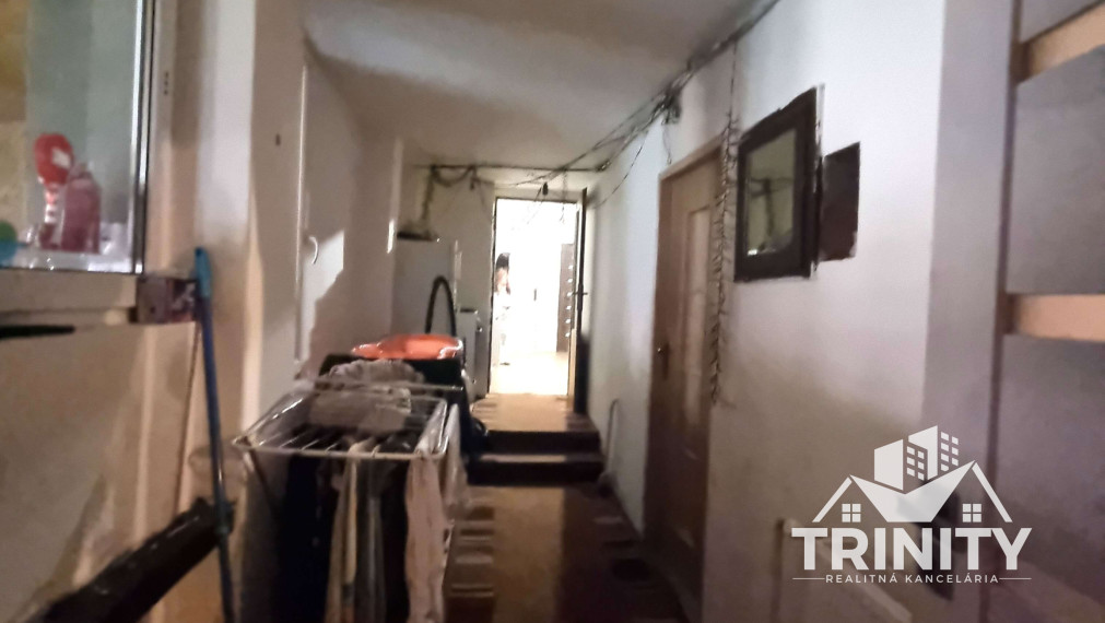 Na predaj dvojgeneračný 6-izbový rodinný dom v obci Hul