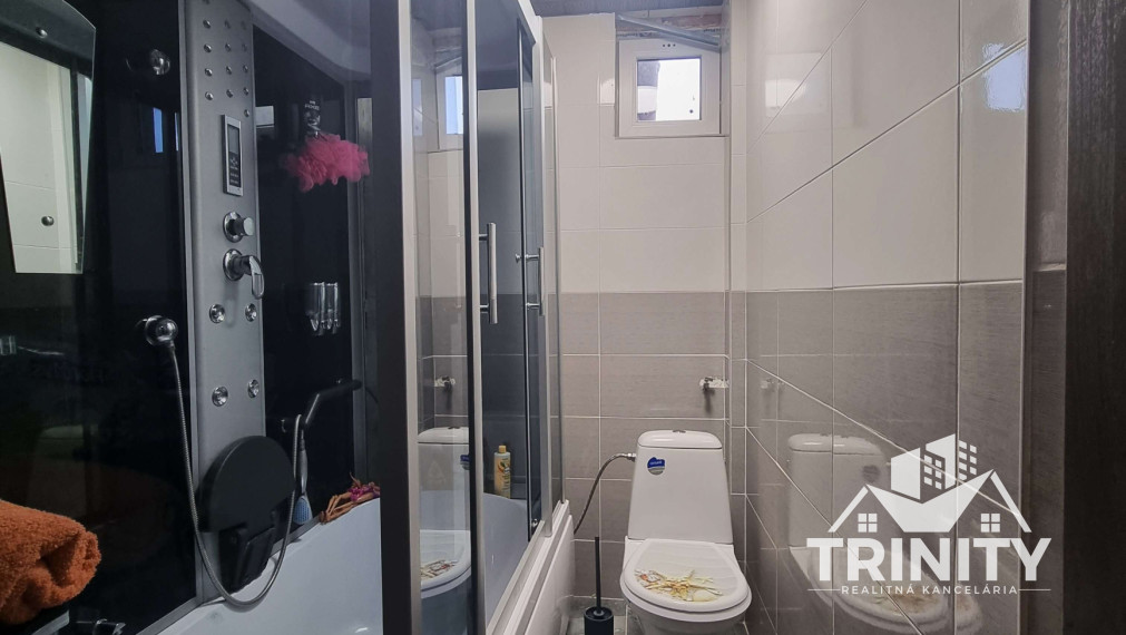 Na predaj dvojgeneračný 6-izbový rodinný dom v obci Hul