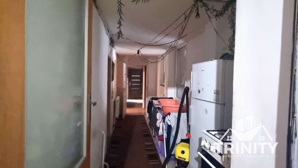 Na predaj dvojgeneračný 6-izbový rodinný dom v obci Hul