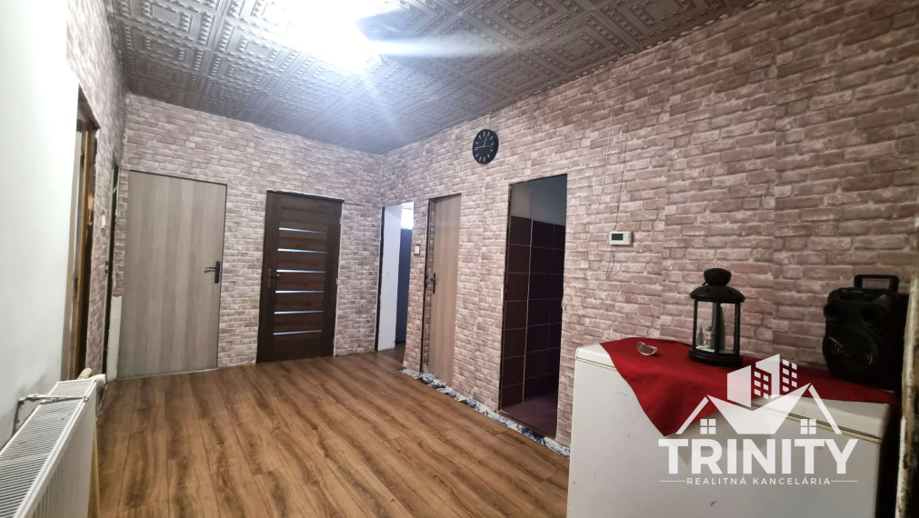 Na predaj dvojgeneračný 6-izbový rodinný dom v obci Hul