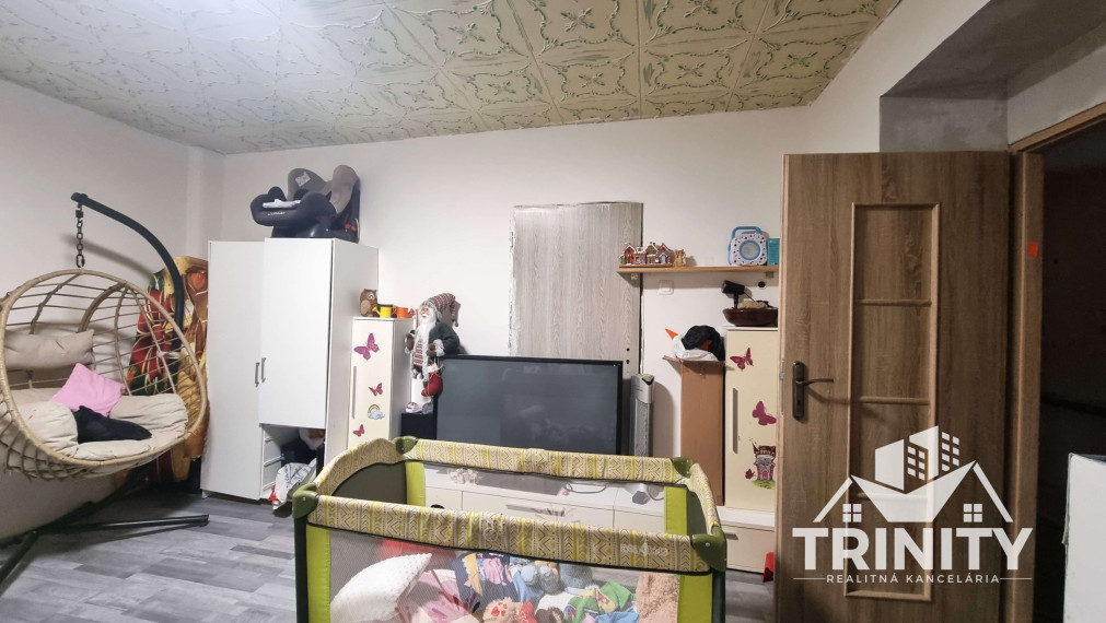 Na predaj dvojgeneračný 6-izbový rodinný dom v obci Hul