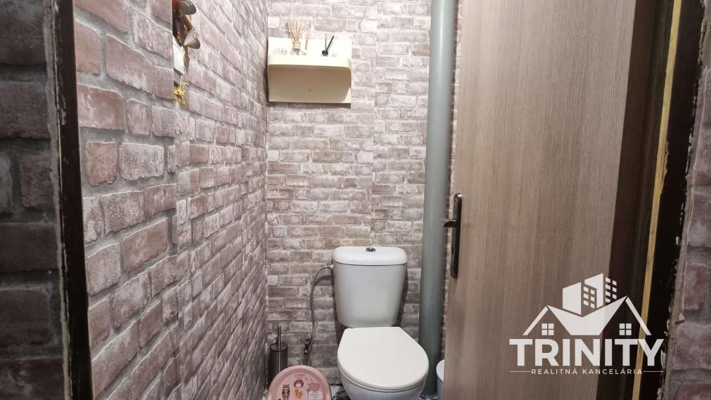 Na predaj dvojgeneračný 6-izbový rodinný dom v obci Hul