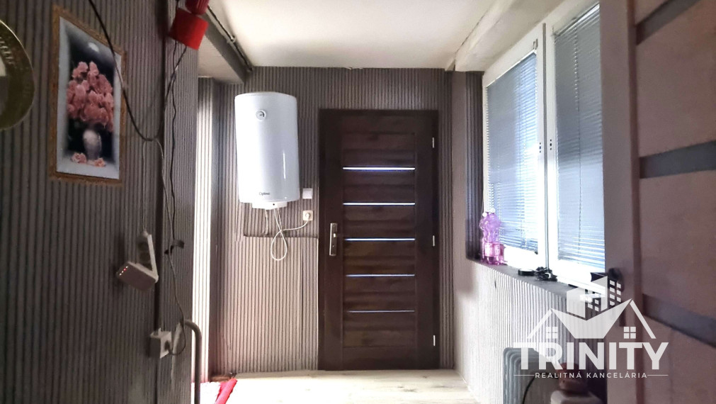 Na predaj dvojgeneračný 6-izbový rodinný dom v obci Hul