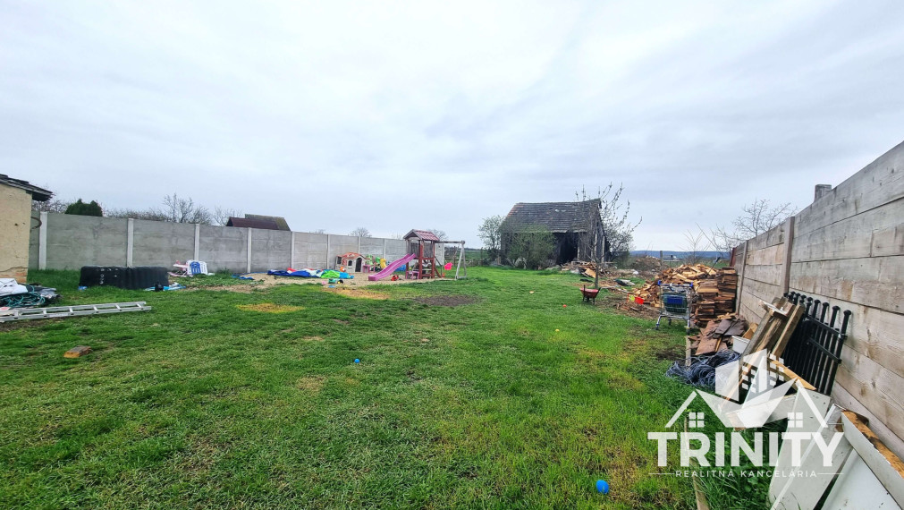 Na predaj dvojgeneračný 6-izbový rodinný dom v obci Hul