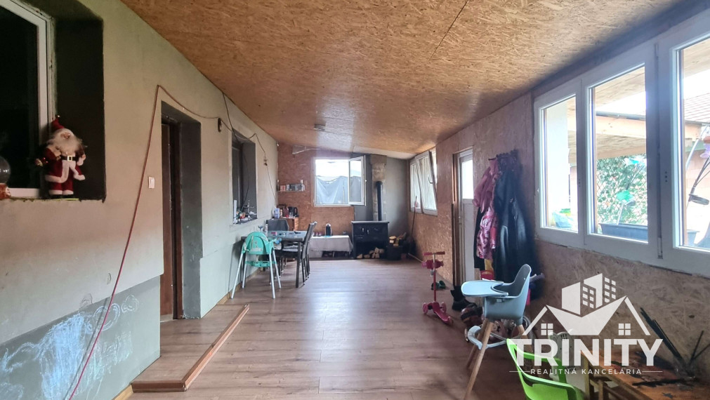 Na predaj dvojgeneračný 6-izbový rodinný dom v obci Hul