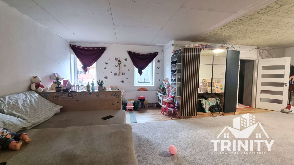 Na predaj dvojgeneračný 6-izbový rodinný dom v obci Hul