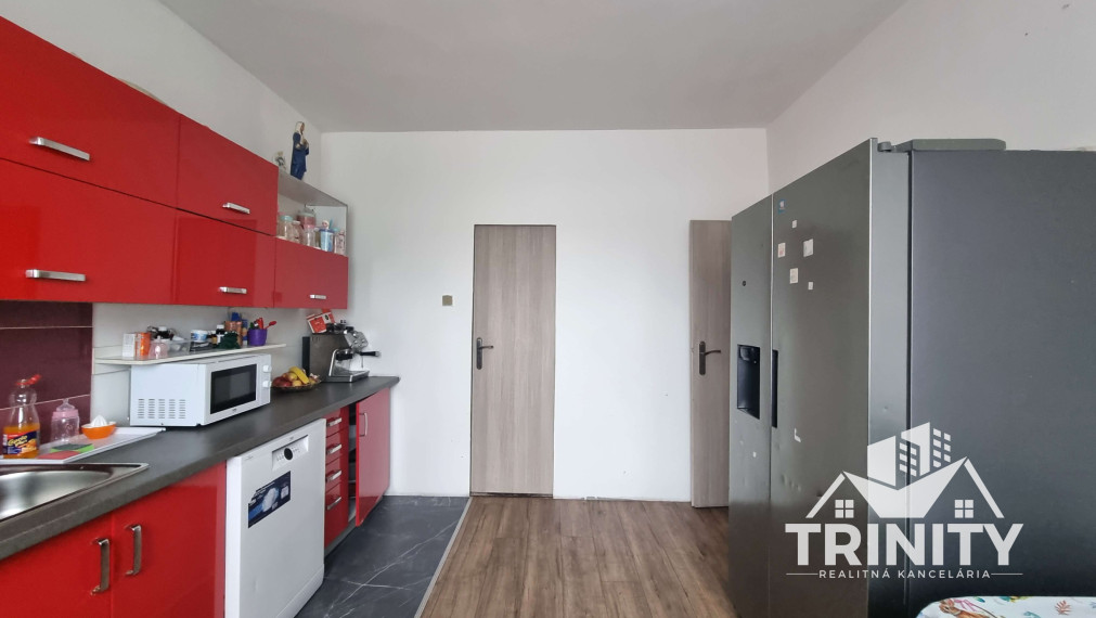 Na predaj dvojgeneračný 6-izbový rodinný dom v obci Hul