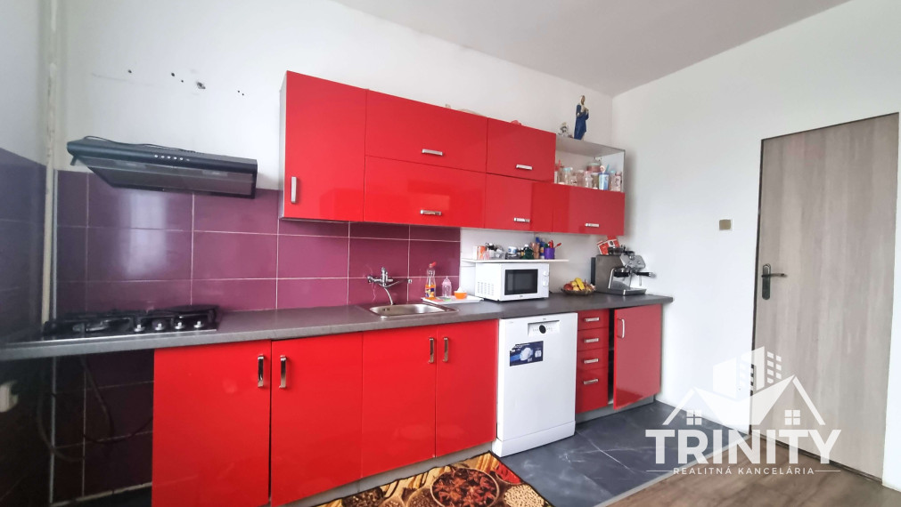 Na predaj dvojgeneračný 6-izbový rodinný dom v obci Hul