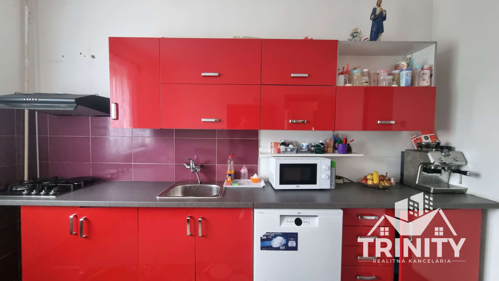 Na predaj dvojgeneračný 6-izbový rodinný dom v obci Hul