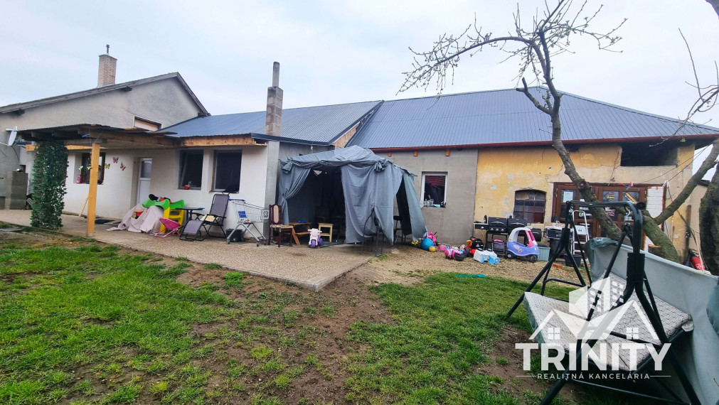 Na predaj dvojgeneračný 6-izbový rodinný dom v obci Hul