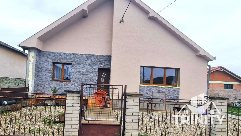 Na predaj dvojgeneračný 6-izbový rodinný dom v obci Hul