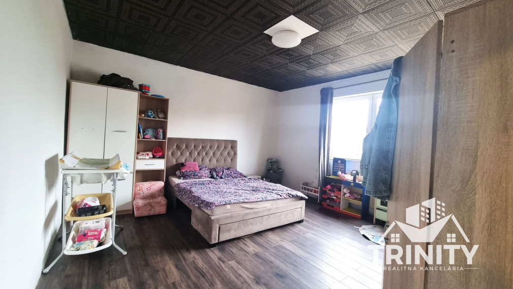 Na predaj dvojgeneračný 6-izbový rodinný dom v obci Hul