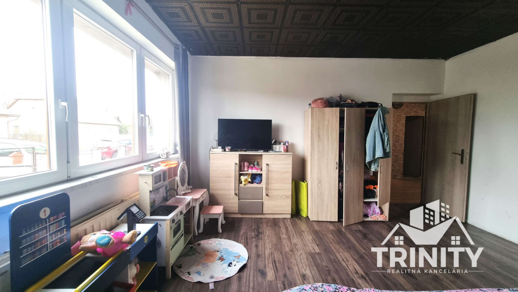 Na predaj dvojgeneračný 6-izbový rodinný dom v obci Hul