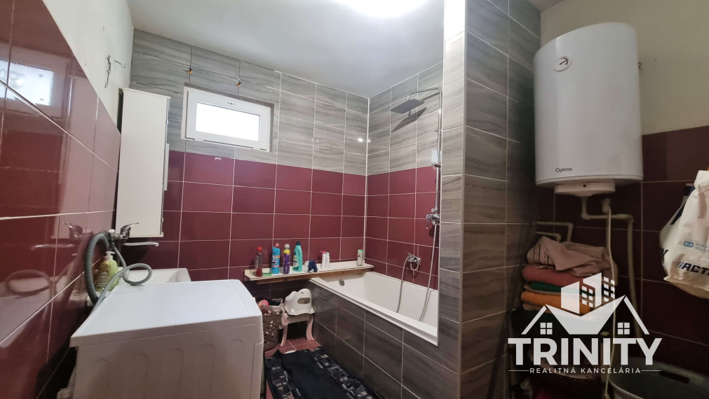 Na predaj dvojgeneračný 6-izbový rodinný dom v obci Hul