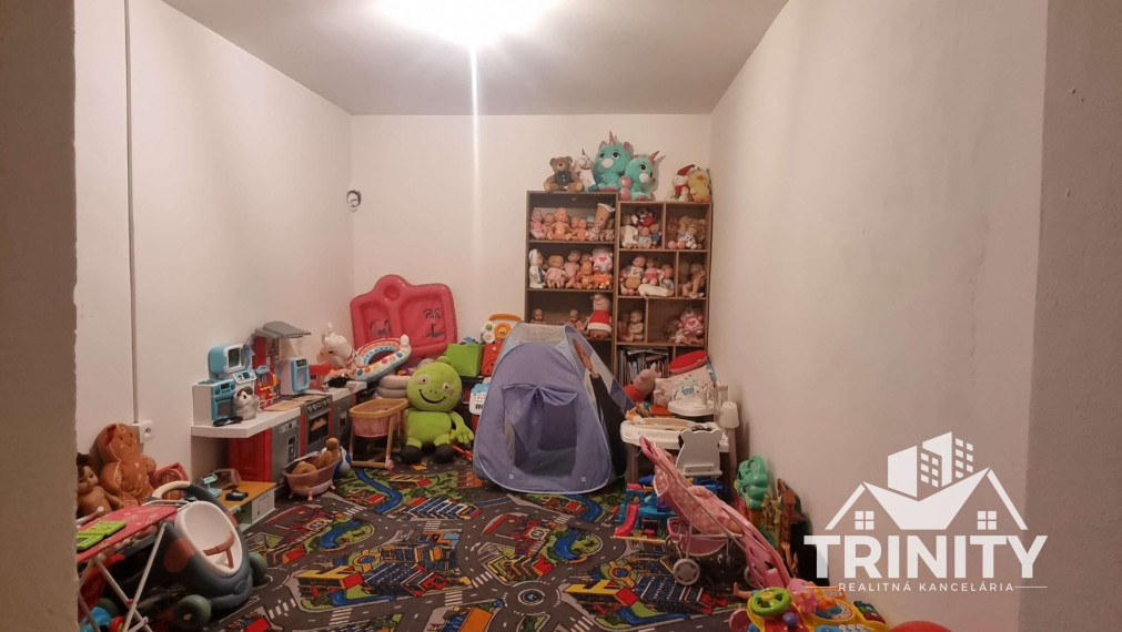 Na predaj dvojgeneračný 6-izbový rodinný dom v obci Hul