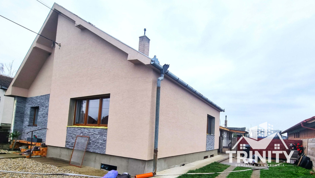 Na predaj dvojgeneračný 6-izbový rodinný dom v obci Hul