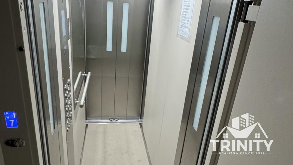 EXKLUZÍVNE - Na predaj 3-izbový byt s loggiou v Nových Zámkoch