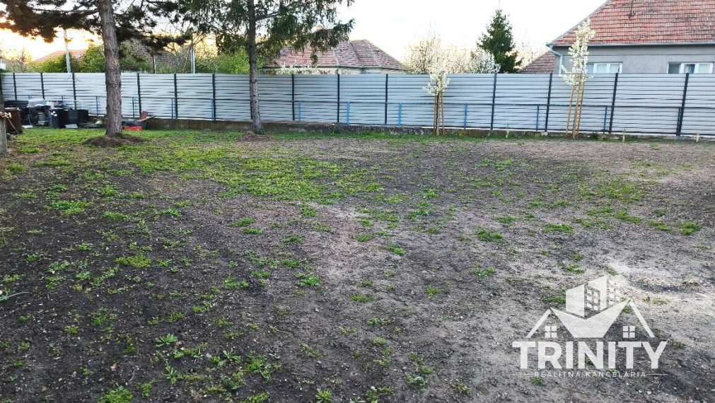 Na predaj slnečný stavebný pozemok v meste Nesvady