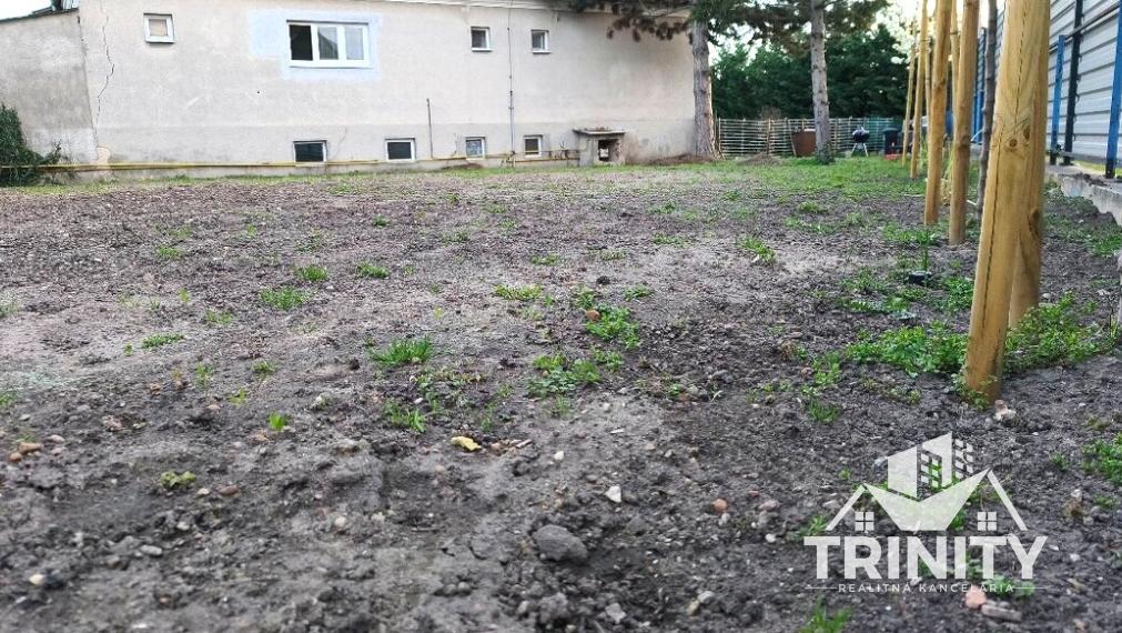 Na predaj slnečný stavebný pozemok v meste Nesvady