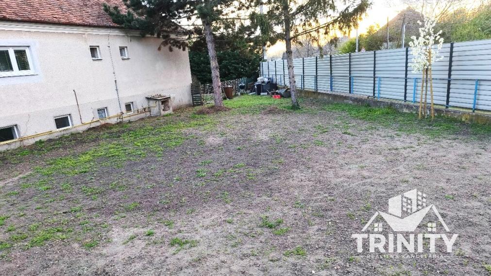 Na predaj slnečný stavebný pozemok v meste Nesvady