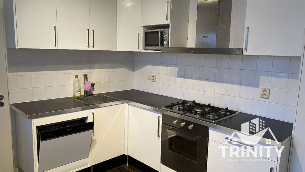 Na predaj 3-izbový byt s balkónom v Nových Zámkoch