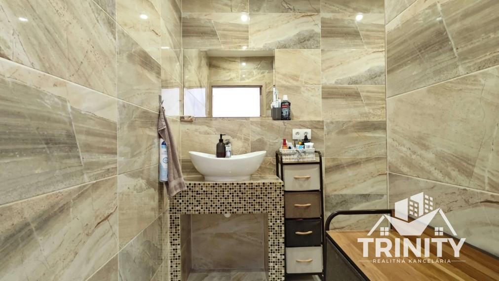 EXKLUZÍVNE - Na prenájom 2-izbový byt s dvomi balkónmi v Nových Zámkoch