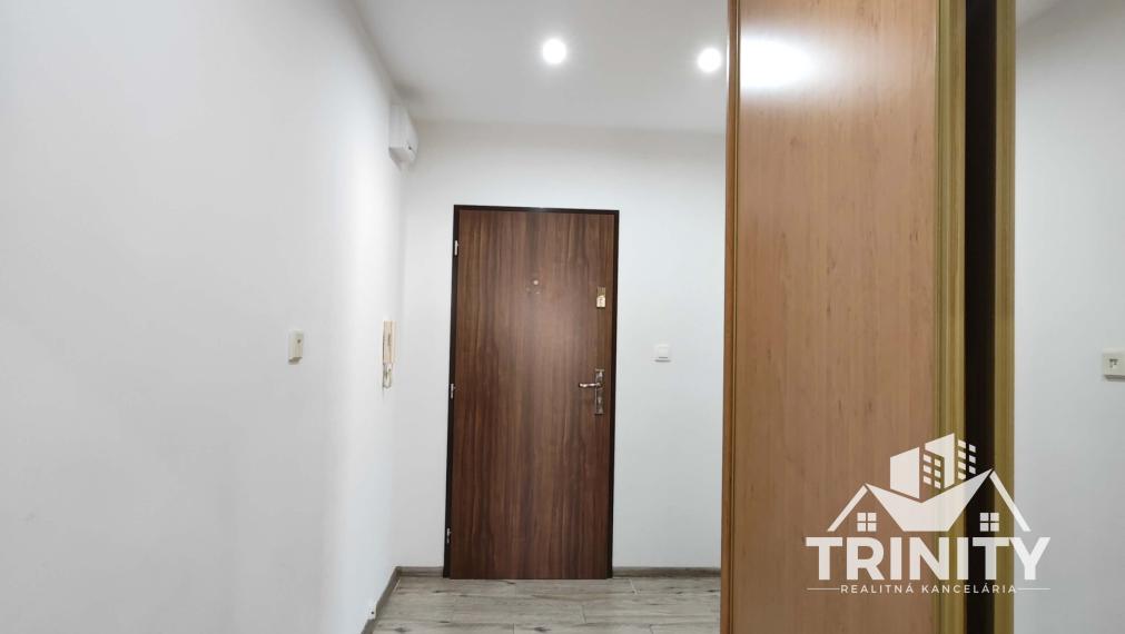 EXKLUZÍVNE - Na prenájom 2-izbový byt s dvomi balkónmi v Nových Zámkoch