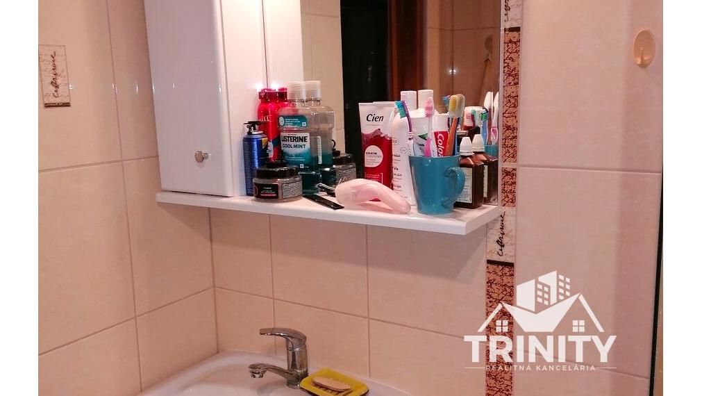 Na predaj 1-izbový byt (zariadený, prerobený) v Nových Zámkoch