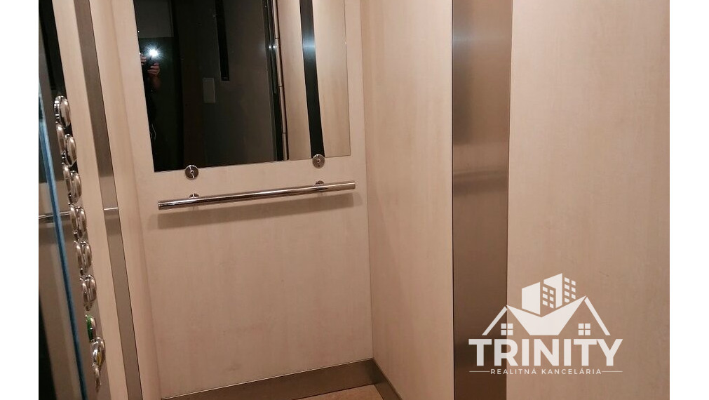 Na predaj 1-izbový byt (zariadený, prerobený) v Nových Zámkoch