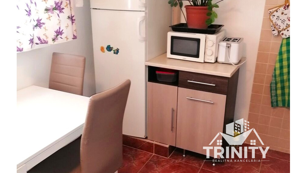 Na predaj 1-izbový byt (zariadený, prerobený) v Nových Zámkoch