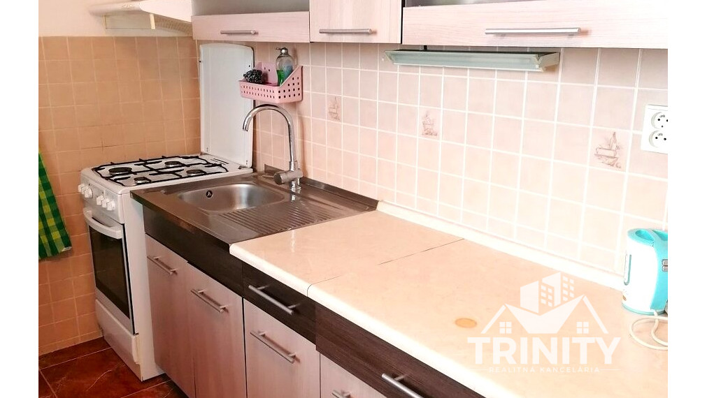 Na predaj 1-izbový byt (zariadený, prerobený) v Nových Zámkoch