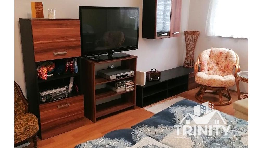 Na predaj 1-izbový byt (zariadený, prerobený) v Nových Zámkoch