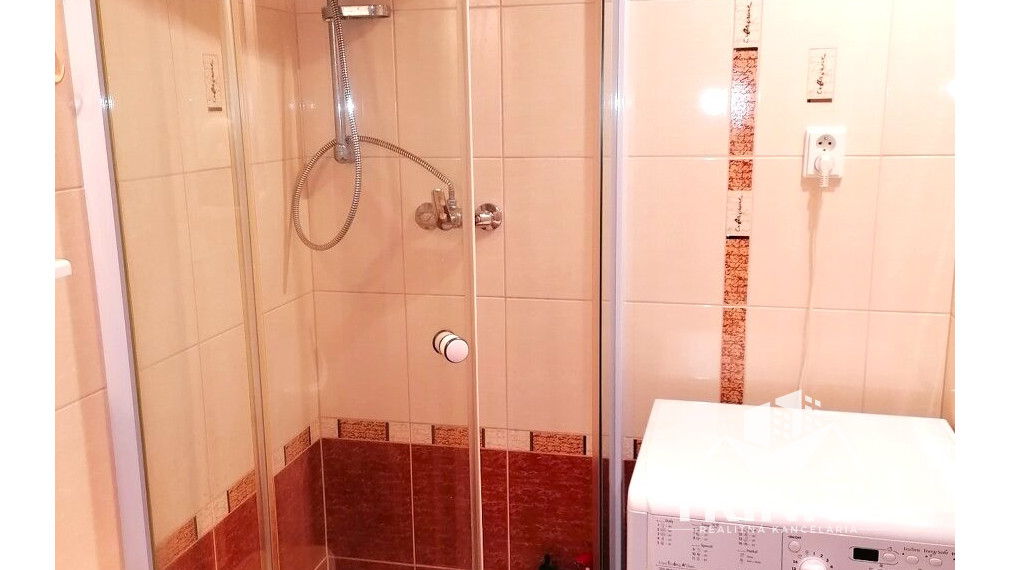 Na predaj 1-izbový byt (zariadený, prerobený) v Nových Zámkoch