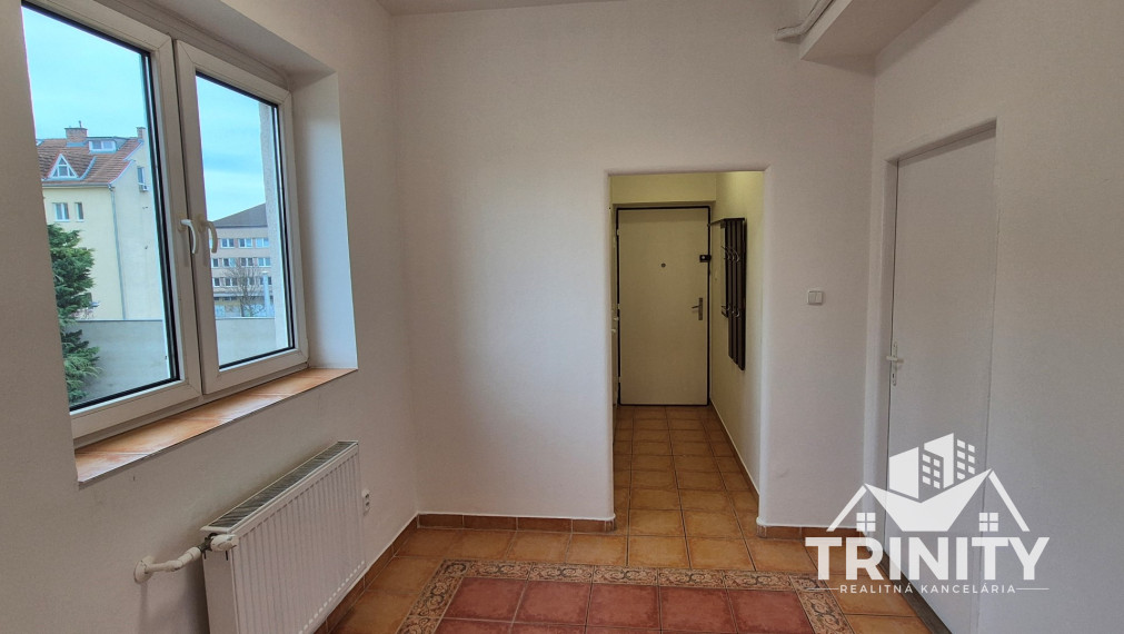 Na prenájom 3-izbový byt v širšom centre mesta Nové Zámky