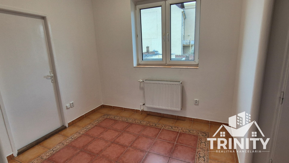 Na prenájom 3-izbový byt v širšom centre mesta Nové Zámky