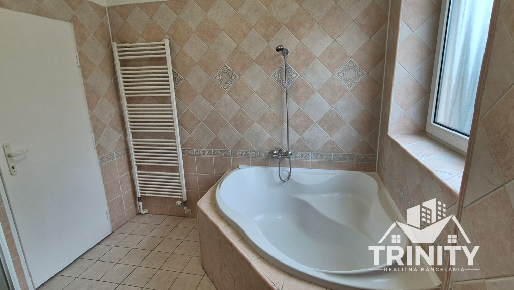 Na prenájom 3-izbový byt v širšom centre mesta Nové Zámky