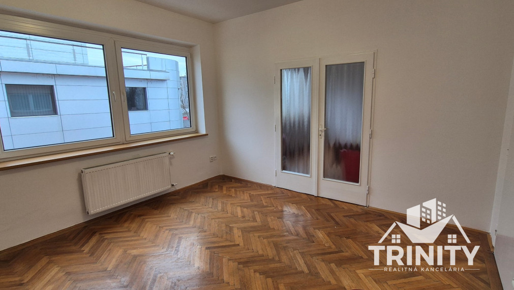 Na prenájom 3-izbový byt v širšom centre mesta Nové Zámky